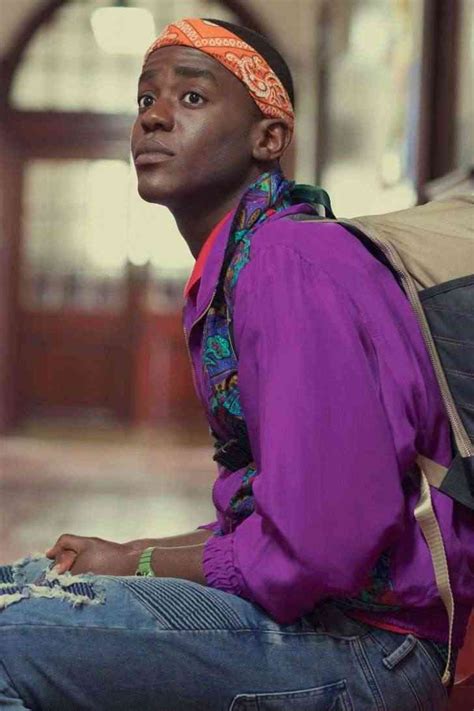 Actor de Sex Education no tenía dónde vivir hasta llegar a la serie Todo lo que tiene lo ganó