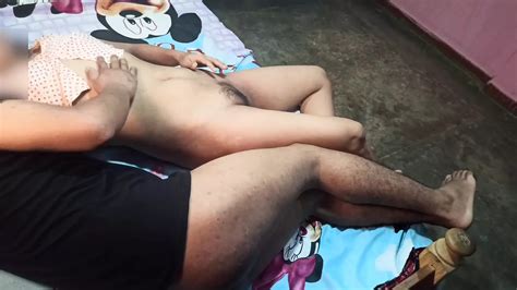 Couple indien de jeunes mariés romance et sexe hardcore femme au foyer indienne léchage de