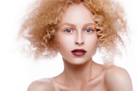 Fille Belle Blonde Mod Le Aux Longs Cheveux Boucl S Boucles Ondul Es De Coiffure Manucure