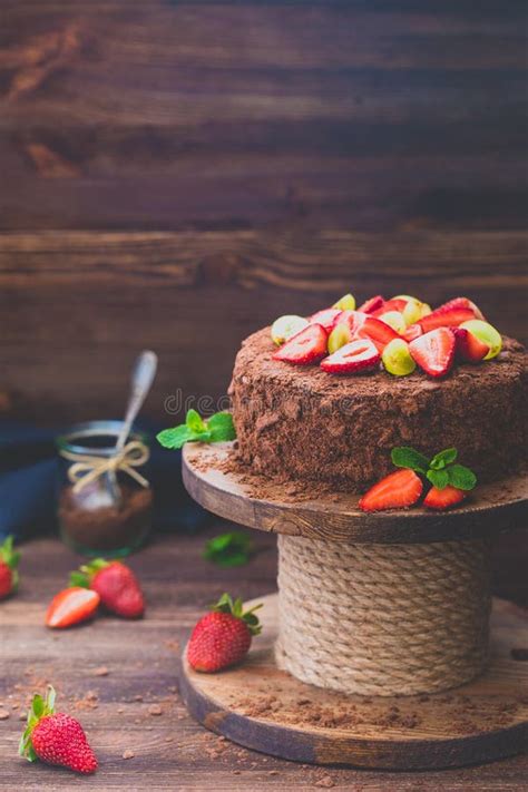 Torta De Chocolate Rusa Napoleon Con Las Fresas En El Fondo De Madera