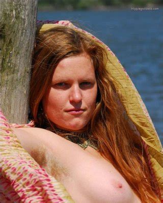 Behaarte Rothaarige Nudistin wird draußen am Strand unordentlich Porno Bilder Sex Fotos XXX