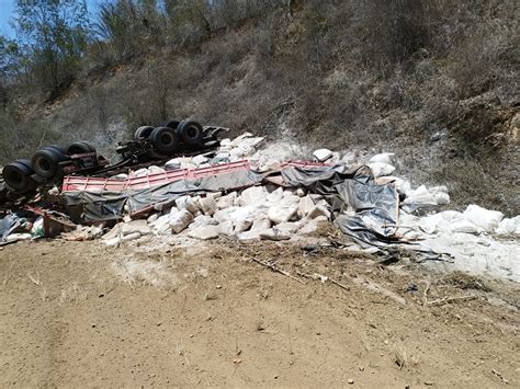 Motorista morre e carona fica ferido após caminhão tombar na BR 330 em