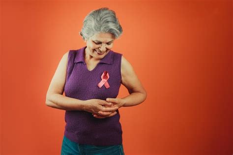 Símbolo de protección contra el cáncer de mama mujer madura con cinta