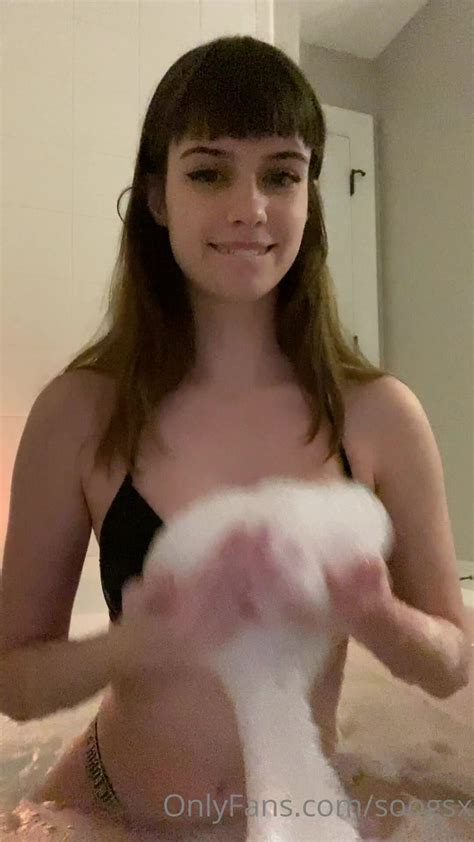 Soogsx Showing Her Wet Pussy In The Hotel Bathtub Cnn Amador