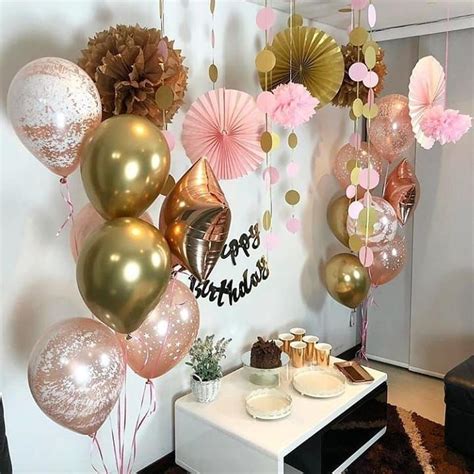 Decoración en tonos nude y dorado para fiesta de cumpleaños