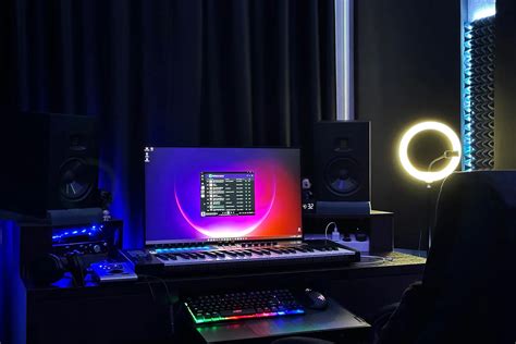 Рабочее место: до­машняя мини-студия звукоре­жиссера со све­тодиодным ...