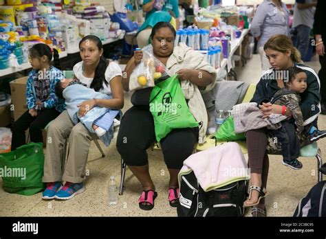 Mcallen Texas Ee Uu De Junio Mujeres Y Ni Os Peque Os