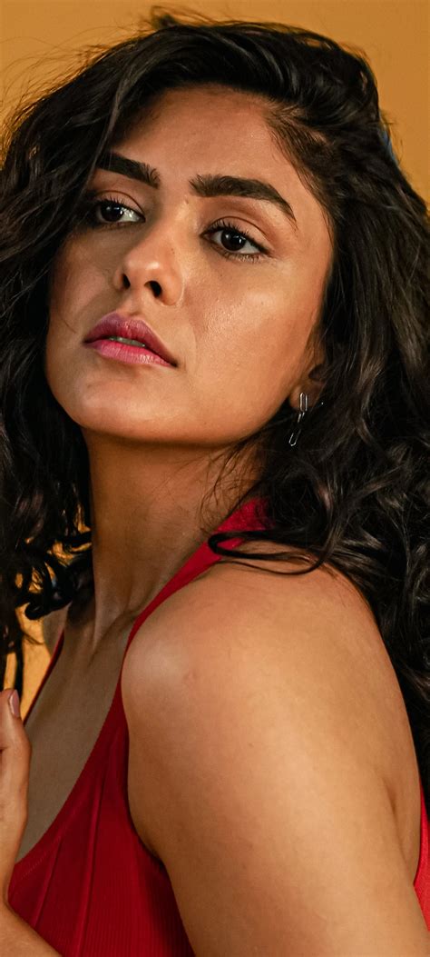 Mrunal Thakur Charming Wallpaper - Latest HD Photos