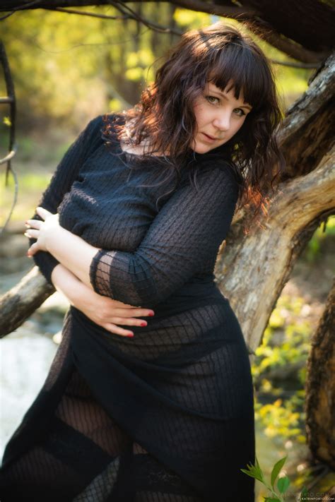 Impresionante Milf Regordeta Muestra Sus Hermosas Curvas Desnuda Al Aire Libre Nakedpics