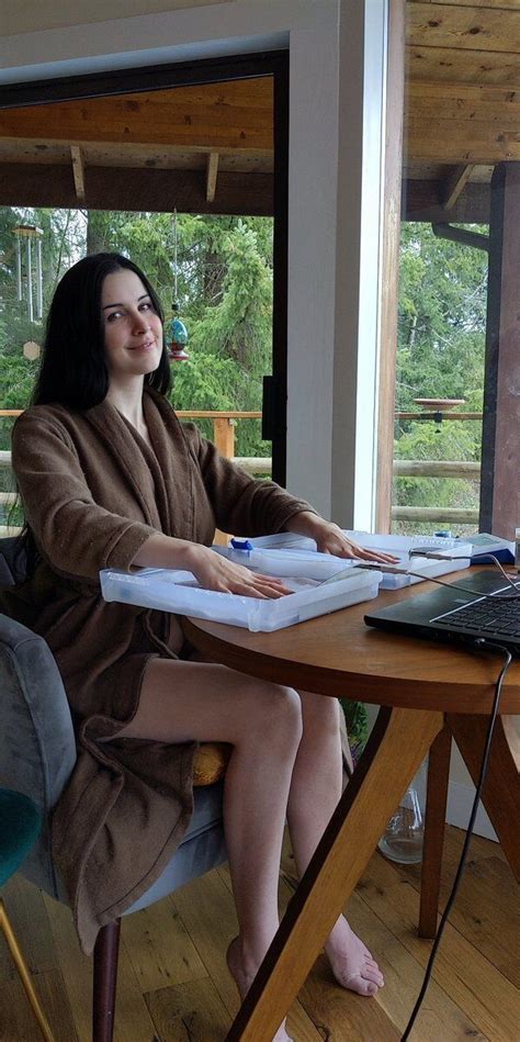 Meet Aella The Porn Star Who Only Showers Times Per Year Foto