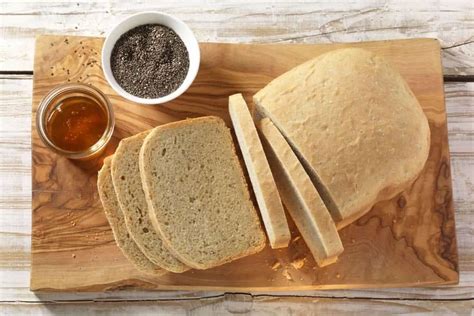 Gesundes Brot mit Chiasamen und Honig selbstgemacht genießen