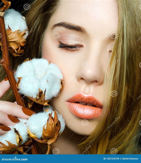 Mo A Bonita Pele Perfeita Composi O Do Nude Retrato Da Beleza De Um Modelo Um Ramo