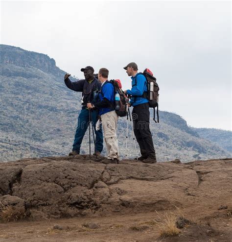 La Gu A Da Instrucciones Ir De Excursi N A Turistas En La Monta A