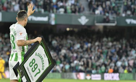 Andrés Guardado recibe emotivo homenaje en su último partido con el