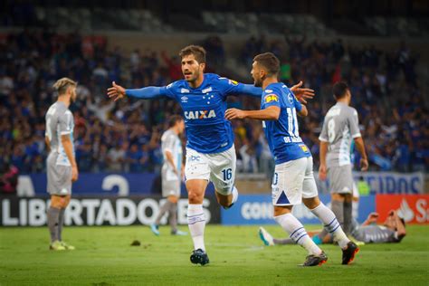 Cruzeiro vence o Racing no Mineirão e garante liderança do grupo 5 da