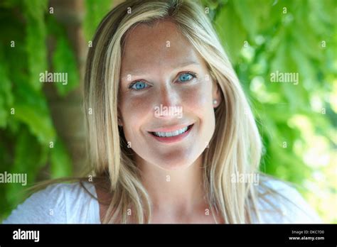 Femme blonde mature regardant la caméra Banque de photographies et dimages à haute résolution