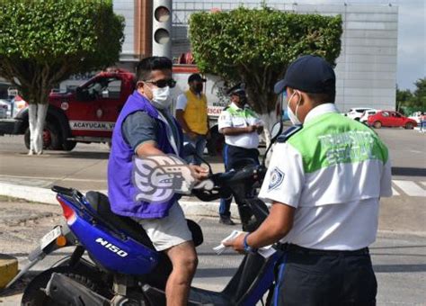 Tr Nsito Y Pc Exhortan Uso De Casco A Motociclistas En Acayucan