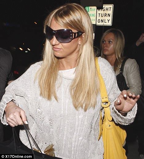 Britney Spears Ditches The Brunette For Her Trademark Blonde Locks Daily Mail Online