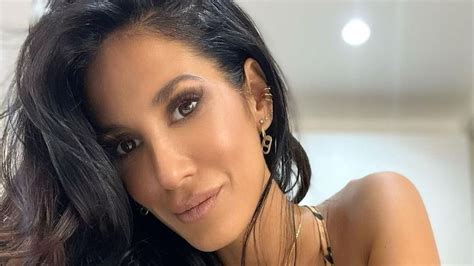 Silvina Escudero posó en una bikini amarilla diminuta y lució su parte