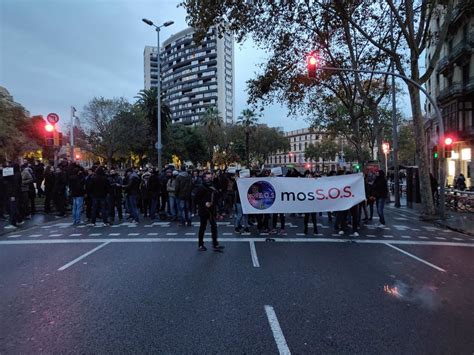 Unos Mossos Se Manifiestan Cerca De La Conselleria De Interior