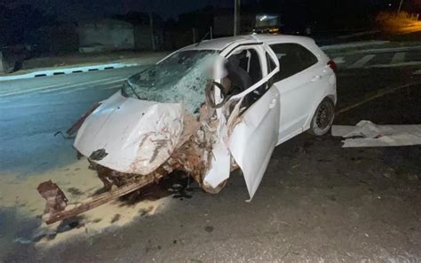 Tr S Pessoas Morrem Ap S Carro Subir Em Canteiro Central E Bater Contra