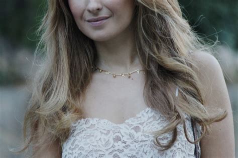 BLOG DE MODA Y LIFESTYLE TOP DE ENCAJE Y FALDA NUDE