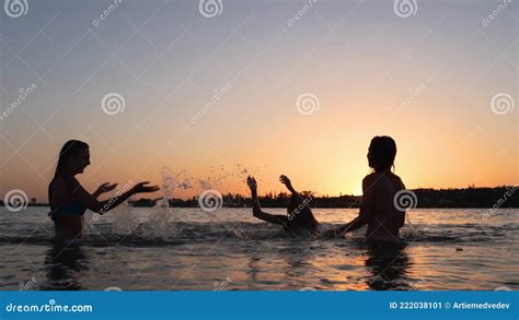 Las Felices Siluetas De Chicas Mojadas En Bikini Se Divierten Salpicando Agua Entre Ellas Al