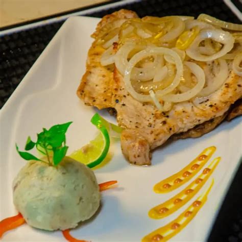 Bistec de cerdo encebollado , PLATOS PRINCIPALES - Buena Vida | El