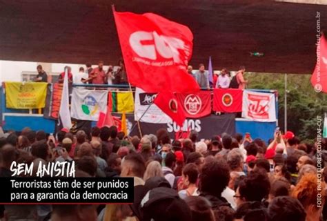 Sem anistia População defende a democracia e pede punição de