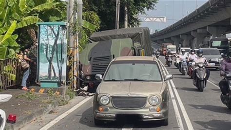 軍用悍馬車自撞電桿 車頭毀損幸無人傷