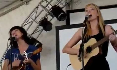 Hot Chick Pillow Fight VIDEO