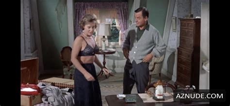 LOLA ALBRIGHT Nude AZNude