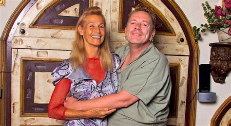 Il cantante dei Sex Pistols perseguitato da una fan dopo la morte di sua moglie È convinta di