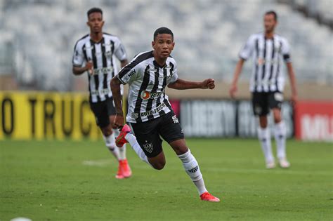 Jogadores Sendo Observados Por Clubes Estrangeiros Atl Tico Mg