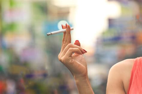 Mujer Con Un Cigarrillo En La Mano Foto Premium