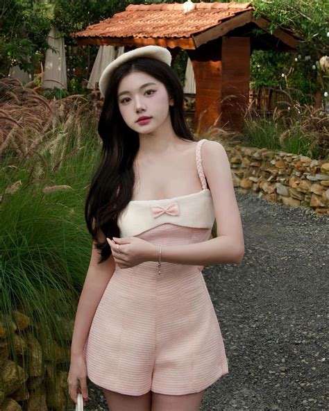 Mukbang Fairy Quynh Truong Turns Into A Summer Fairy Her Cake Style Is Mesmerizing Hot