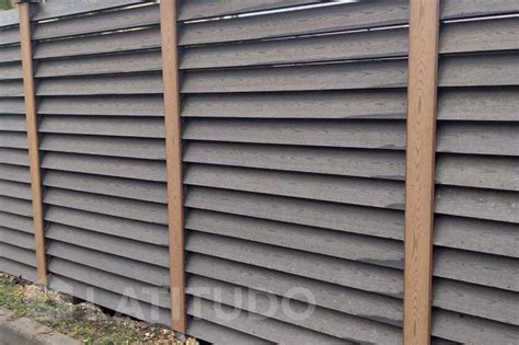 Забор-жалюзи из террасной доски ДПК с откатными воротами | ЛАТИТУДО