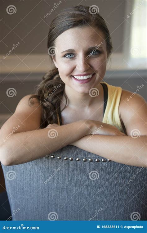 Thuiswerk Met Een Geweldige Jonge Brunette Vrouw Stock Afbeelding Image Of Meisje Transpireer