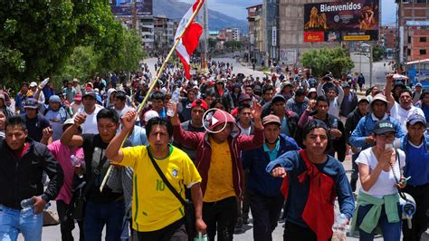 Protesters Clash With Police in Peru - The New York Times
