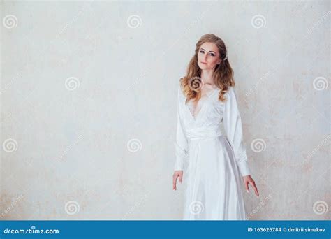 Portrait D Une Fille En Lingerie Photo Stock Image Du Tentation Femme 163626784