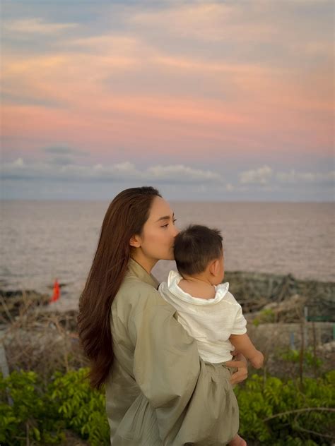 Hậu sinh con Minh Hằng diện bikini khoe vóc dáng đồng hồ cát