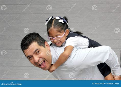 Pai E Filha De Anos Na Escola Uniforme Brunette Latinos Passam Tempo Juntos Depois Da Escola