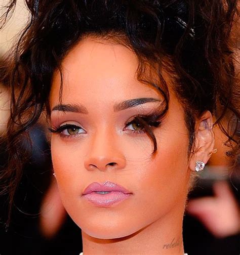 Rihanna faz seu famoso twerk em comemoração ao seu aniversário