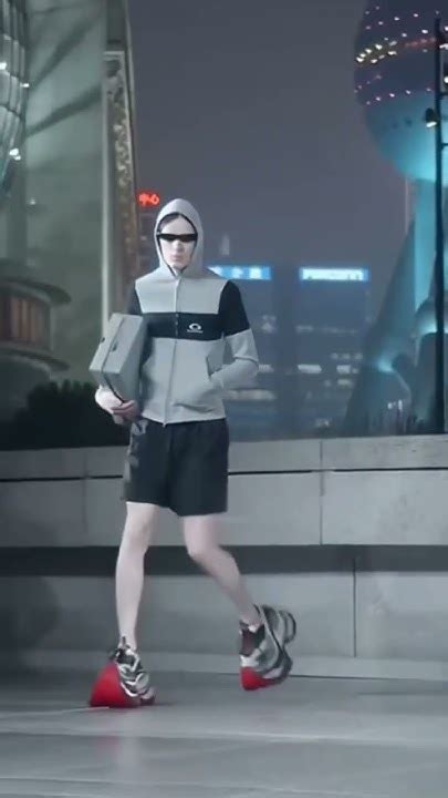 Balenciaga представила огромные кроссовки, которые добавляют 16 см к ...