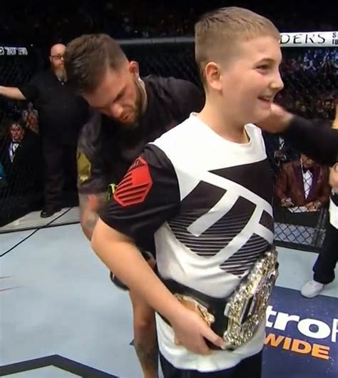 Новый чемпион UFC подарил свой пояс мальчику который победил рак - FEA ...
