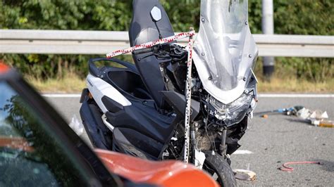 Unfall Am Suhler Friedberg J Hriger Autofahrer Kommt Von Stra E Ab