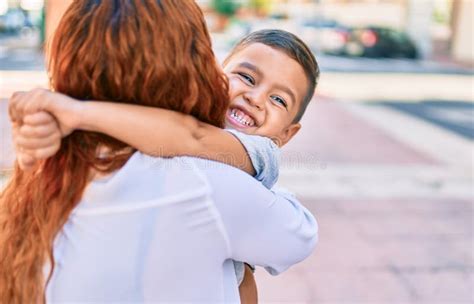 Adorable Madre Latina Y Su Hijo Sonriendo Feliz Abrazando A La Ciudad Imagen De Archivo Imagen