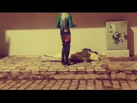 MORADOR DE RUA DOTADO COMEU O CUZINHO DA SAFADA NA CALÇADA XVIDEOS