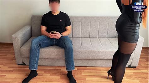 Puszczalska dziewczyna w skórzanej sukience oddała się nieznajomemu z nudów Woor pl Sex