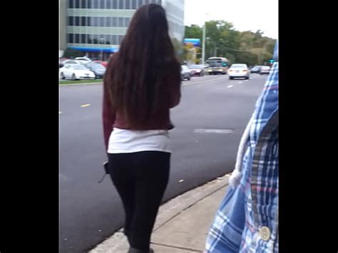 Puta de gran culo marrón en leggings transparentes con bragas visibles XVIDEOS